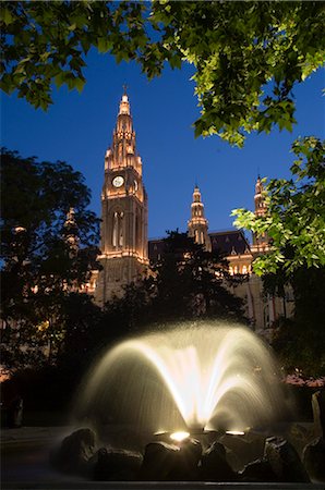 simsearch:841-03027880,k - Hôtel de ville au crépuscule avec fontaine au premier plan, Vienne, Autriche, Europe Photographie de stock - Rights-Managed, Code: 841-02708199