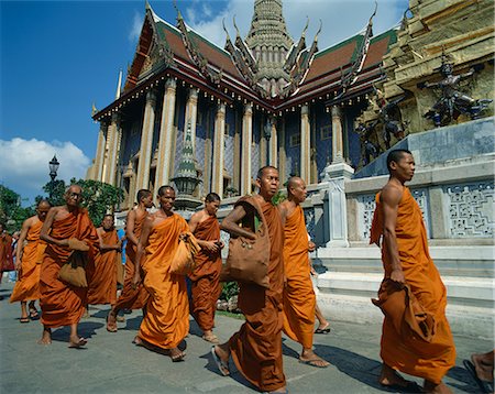 simsearch:841-03062566,k - Monks in saffron robes walk past a temple in Bangkok, Thailand, Southeast Asia, Asia Foto de stock - Con derechos protegidos, Código: 841-02708343