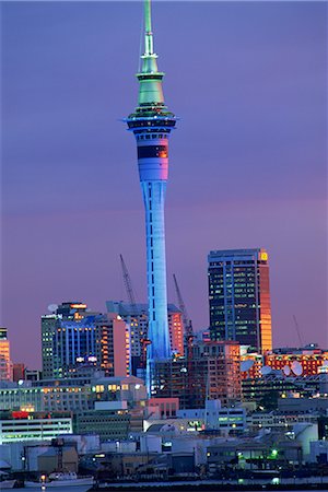 Sky Tower und die Skyline der Stadt in der Abenddämmerung, Auckland, Nordinsel, Neuseeland, Pazifik Stockbilder - Lizenzpflichtiges, Bildnummer: 841-02708499