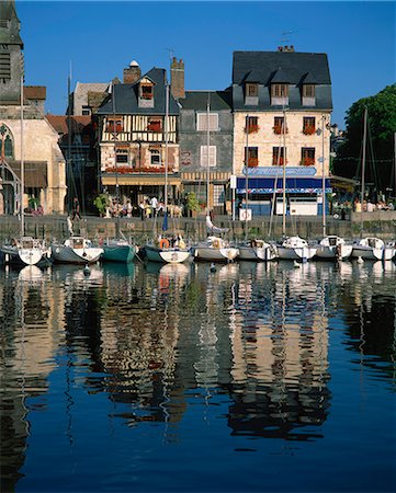 Voir toute la vieux port au restaurant sur le quai de St. Etienne, à Honfleur, Calvados, Basse Normandie, France, Europe Photographie de stock - Rights-Managed, Code: 841-02708625