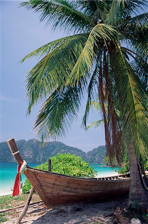 phuket - Wooden boat beneath palm trees on beach, Hin Phae Bay, Ko Phi Phi Don, off the island of Phuket, Thailand, Southeast Asia, Asia Foto de stock - Con derechos protegidos, Código: 841-02708772