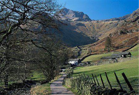 simsearch:841-02903084,k - Afficher le chemin jusqu'à la ferme, avec Harrison Stickle dominant, Great Langdale, Parc National de Lake District, Cumbria, England, United Kingdom (Royaume-Uni), Europe Photographie de stock - Rights-Managed, Code: 841-02708841