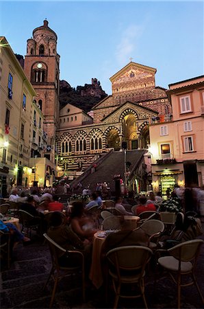 simsearch:851-02960874,k - Café trottoir occupé au crépuscule, avec la cathédrale au-delà, Amalfi Costiera Amalfitana, patrimoine mondial de l'UNESCO, Campanie, Italie, Europe Photographie de stock - Rights-Managed, Code: 841-02708883