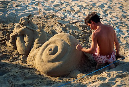 scultore (uomo e donna) - Man working on sand sculpture on beach, Valencia, Spain, Europe Fotografie stock - Rights-Managed, Codice: 841-02708912