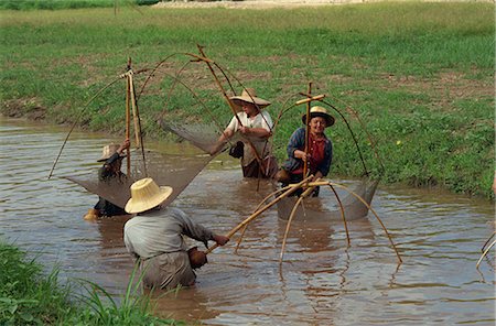 Femmes de pêche avec des filets dans une rivière près de Chiang Mai, Thaïlande, Asie du sud-est, Asie Photographie de stock - Rights-Managed, Code: 841-02709007