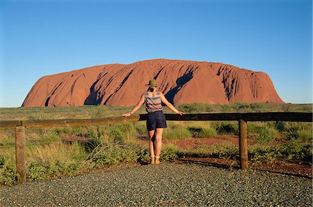 Tourist viewing Ayers Rock at dusk, Uluru-Kata Tjuta National Park, UNESCO World Heritage Site, Northern Territory, Australia, Pacific Foto de stock - Con derechos protegidos, Código: 841-02709063