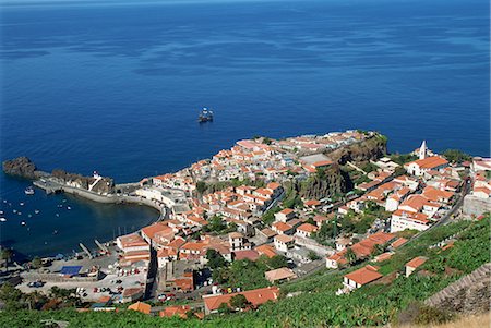 simsearch:841-05783400,k - Low aerial view of the coast and the town of Camara de Lobos on the island of Madeira, Portugal, Atlantic, Europe Foto de stock - Con derechos protegidos, Código: 841-02709119