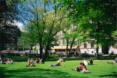 simsearch:841-02923890,k - Groups of people in Berzelii Park in the city centre of Stockholm, Sweden, Scandinavia, Europe Fotografie stock - Rights-Managed, Codice: 841-02709297