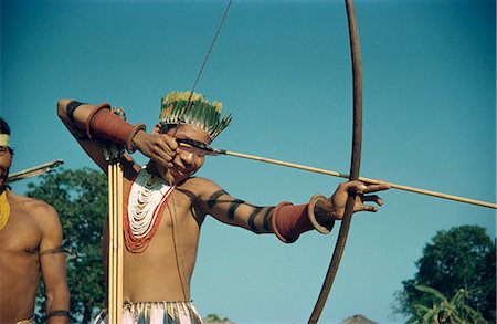 Portrait d'un garçon indien Karaja avec arc et flèche à Bananal, au Brésil, en Amérique du Sud Photographie de stock - Rights-Managed, Code: 841-02709402