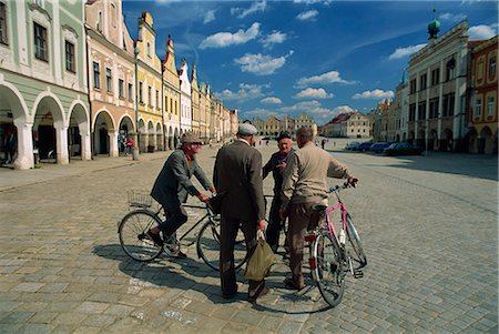 A group of elderly men talking in the 16th century town square in Telc, UNESCO World Heritage Site, South Moravia, Czech Republic, Europe Fotografie stock - Rights-Managed, Codice: 841-02709528