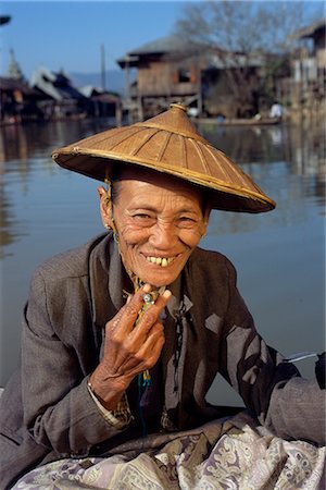 Portrait of an old woman with straw hat and cheroot, Inle Lake, Shan State, Myanmar (Burma), Asia Foto de stock - Direito Controlado, Número: 841-02709579