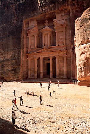 Touristes en silhouette devant le Conseil du Trésor (El Khazneh) (Al Khazna), site archéologique nabatéenne de Pétra, patrimoine mondial de l'UNESCO, Jordanie, Moyen-Orient Photographie de stock - Rights-Managed, Code: 841-02709604