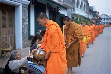 Moines bouddhistes de novice recueillir des aumônes de riz, Luang Prabang, Laos, Indochine, Asie du sud-est, Asie Photographie de stock - Rights-Managed, Code: 841-02709607