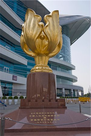 Golden bauhinia flower monument, a gift from the People's Republic of China to celebrate the handover from British to Chinese rule in 1997, and Convention and Exhibition Centre, Golden Bauhinia Square, Wanchai, Hong Kong, China, Asia Foto de stock - Con derechos protegidos, Código: 841-02709780