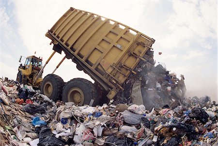 depósito de lixo - Lorry arrives at waste tipping area at landfill site, Mucking, London, England, United Kingdom, Europe Foto de stock - Direito Controlado, Número: 841-02709989