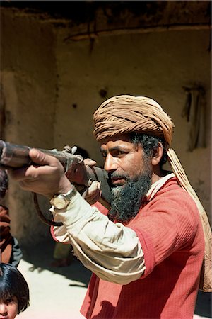 simsearch:841-02713081,k - Pathan man aiming rifle, near Ziarat, Pakistan, Asia Fotografie stock - Rights-Managed, Codice: 841-02703115
