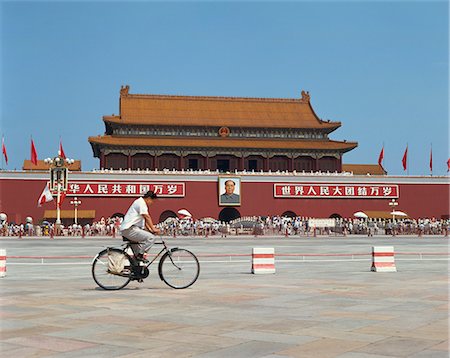 plaza de tiananmen - Man cycling through Tiananmen Square with portrait of Mao Tse Tung behind, Forbidden City, Beijing, China, Asia Foto de stock - Con derechos protegidos, Código: 841-02703719