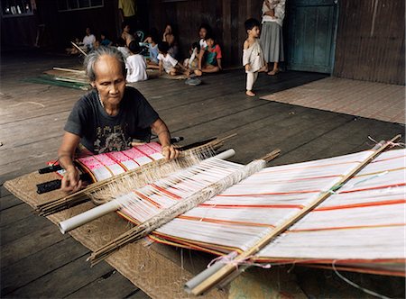 simsearch:841-03067432,k - Iban woman weaving pua kumbu, in complex traditional patterns and reated to old head-hunting rituals, Katibas River, Sarawak, Malaysia, island of Borneo, Southeast Asia, Asia Fotografie stock - Rights-Managed, Codice: 841-02703805