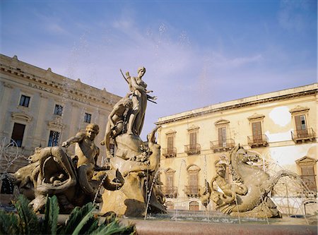 simsearch:841-02899858,k - Statue d'Artémis (fin du XIXe siècle par Giulio Moschetti), Piazza Archimede, Ortigia, Syracuse, Sicile, Italie Photographie de stock - Rights-Managed, Code: 841-02703834