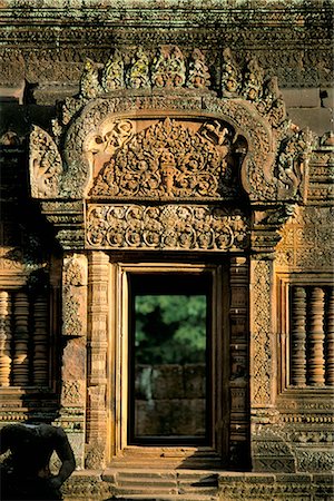 Fein geschnitzte Tür im Tempel von Banteay Srei, gegründet im Jahre 967 Angkor, UNESCO Weltkulturerbe, Siem Reap, Kambodscha, Indochina, Südostasien, Asien Stockbilder - Lizenzpflichtiges, Bildnummer: 841-02703854