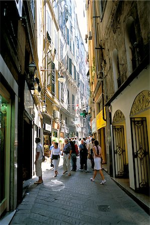 simsearch:841-03057126,k - Via San Luca, dans la vieille ville de Gênes (Genova), Ligurie, Italie, Europe Photographie de stock - Rights-Managed, Code: 841-02703867