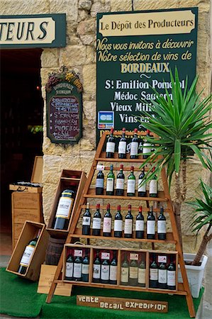 saint emilión - Display of wine bottles outside a shop at St. Emilion in the Gironde, Aquitaine, France, Europe Foto de stock - Con derechos protegidos, Código: 841-02703940