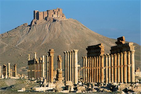 siria - Grand colonnade and the Arab castle, Palmyra, UNESCO World Heritage Site, Syria, Middle East Foto de stock - Con derechos protegidos, Código: 841-02714581