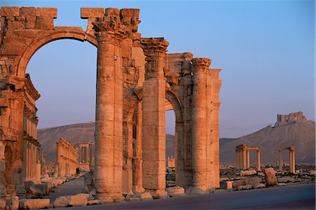 simsearch:873-06440340,k - Monumental arch at archaeological site, with Arab castle beyond, Palmyra, UNESCO World Heritage Site, Syria, Middle East Foto de stock - Con derechos protegidos, Código: 841-02714582