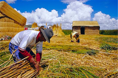 Personnes changeant les roseaux qui prend en charge l'île, peuple Uros, îles flottantes, lac Titicaca, Pérou Photographie de stock - Rights-Managed, Code: 841-02714730