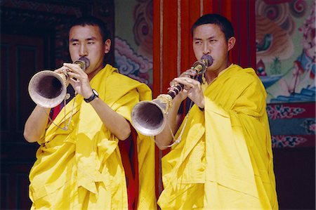 simsearch:855-03254989,k - Monks blowing flutes outside a gompa (Tibetan monastery), Bodhnath, Katmandu, Nepal Stock Photo - Rights-Managed, Code: 841-02714897