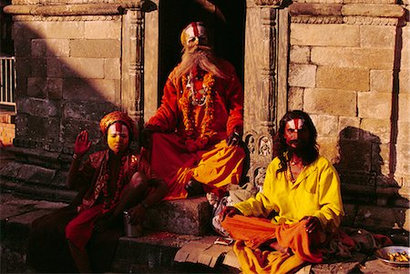 pashupatinath - Trois Sadhus hindous, assis à l'extérieur d'un temple, Pashupatinath, Katmandou, Népal Photographie de stock - Rights-Managed, Code: 841-02714906