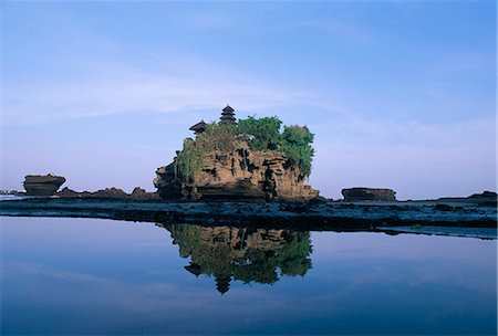 Tanah Lot, 15th century Hindu temple, edge of the Indian Ocean, island of Bali, Indonesia, Southeast Asia, Asia Stock Photo - Rights-Managed, Code: 841-02715356