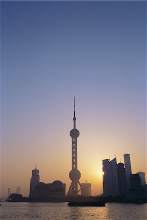 Oriental Pearl tower et la skyline de Pudong vu de la Huangpu river, Shanghai, Chine, Asie Photographie de stock - Rights-Managed, Code: 841-02716131