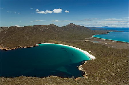 Plage de sable blanc de Wineglass Bay, Parc National de Freycinet, péninsule Freycinet, Coles Bay, Tasmanie, Australie, Pacifique Photographie de stock - Rights-Managed, Code: 841-02716873