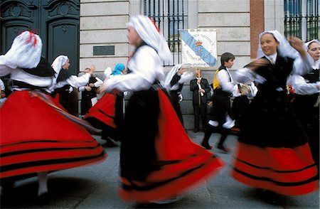 spain traditional costumes women - Spaniards in national dress performing outdoors at Plaza de la Puerto del Sol, Centro, Madrid, Spain, Europe Stock Photo - Rights-Managed, Code: 841-02716994