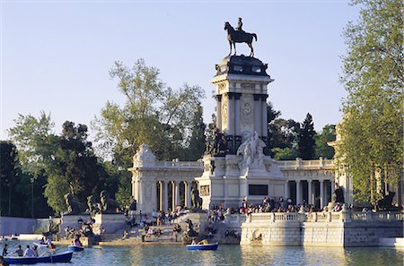 retiro - Lake and monument at park, Parque del Buen Retiro (Parque del Retiro), Retiro, Madrid, Spain, Europe Fotografie stock - Rights-Managed, Codice: 841-02716996