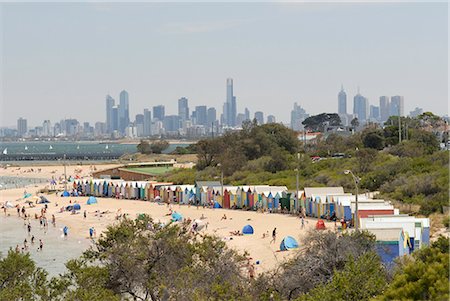 simsearch:841-02831546,k - Scène de plage avec beach huts à Brighton Beach, Brighton et dans les gratte-ciel de fond de la ville de Melbourne, Victoria, Australie, Pacifique Photographie de stock - Rights-Managed, Code: 841-02717056