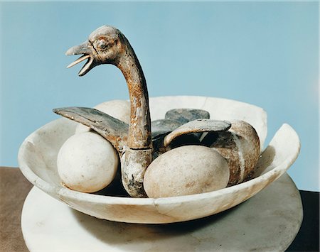Couvercle de pot d'albâtre orné d'un oiseau dans le nid et les oeufs dans un bol, de la tombe du pharaon Toutankhamon, découvert dans la vallée des rois, Thèbes, Maghreb, Afrique Photographie de stock - Rights-Managed, Code: 841-02717776