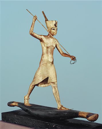Doré statuette bois de Toutankhamon sur un bateau avec un harpon, de la tombe du pharaon Toutankhamon, découvert dans la vallée des rois, Thèbes, Afrique du Nord Afrique Photographie de stock - Rights-Managed, Code: 841-02717773