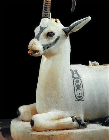 simsearch:841-02717830,k - Inlaid alabaster unguent jar in the form of an ibex, with one natural horn, from the tomb of the pharaoh Tutankhamun, discovered in the Valley of the Kings, Thebes, Egypt, North Africa, Africa Foto de stock - Con derechos protegidos, Código: 841-02717782