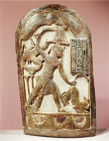 Bouclier votive montrant le roi tuant deux lions, de la tombe du pharaon Toutankhamon, découvert dans la vallée des rois, Thèbes, Maghreb, Afrique Photographie de stock - Rights-Managed, Code: 841-02717831