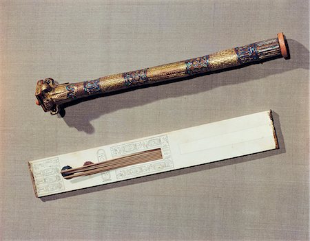 simsearch:841-02717830,k - A scribe's palette in ivory and a case for writing-reeds made of wood plated with gold and inlaid with glass-paste, from the tomb of the pharaoh Tutankhamun, discovered in the Valley of the Kings, Thebes, Egypt, North Africa, Africa Foto de stock - Con derechos protegidos, Código: 841-02717846
