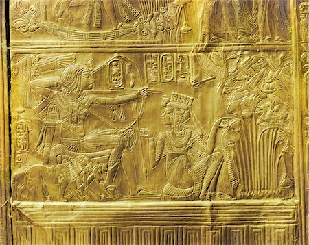 Détail de l'extérieur du Temple Doré montrant la Reine aider le roi dans une scène de chasse rituelle, de la tombe du pharaon Toutankhamon, découvert dans la vallée des rois, Thèbes, Afrique du Nord Afrique Photographie de stock - Rights-Managed, Code: 841-02717843