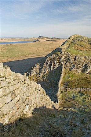 Cuddy's Crag looking east to Sewingshields Crags and Broomlee Lough, Hadrian's Wall, UNESCO World Heritage Site, Northumbria (Northumberland), England, United Kingdom, Europe Foto de stock - Con derechos protegidos, Código: 841-02717947