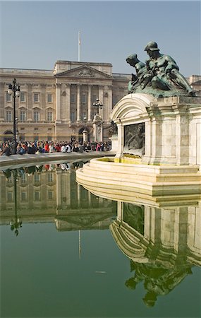 simsearch:841-02710930,k - Reflections, Buckingham Palace, Queen Victoria Monument fountain, London, England, United Kingdom, Europe Foto de stock - Con derechos protegidos, Código: 841-02717999