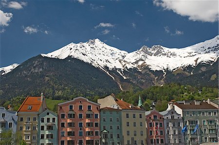 Candy coloured houses with backdrop of mountains in spring snow, Innsbruck, Austria, Europe Foto de stock - Con derechos protegidos, Código: 841-02718021