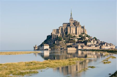 The island of Mont-Tombe and the 12th century Benedictine Abbey of Mont-St.-Michel, UNESCO World Heritage Site, on the estuary of the river Couesnon, Basse Normandie, France, Europe Foto de stock - Con derechos protegidos, Código: 841-02718052