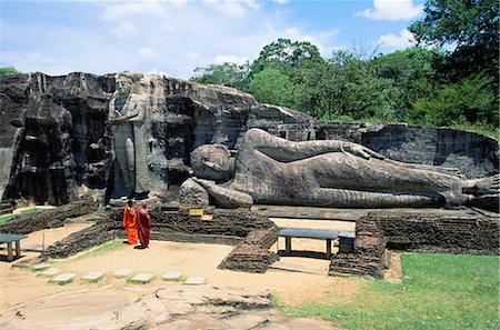 Two monks in front of Buddha statue, Gal Vihara, Polonnaruwa, UNESCO World Heritage Site, Sri Lanka, Asia Fotografie stock - Rights-Managed, Codice: 841-02718395