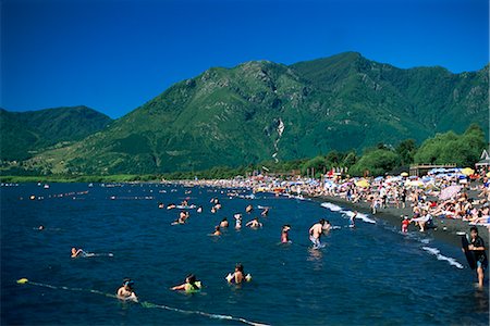simsearch:640-02776656,k - Summer crowds enjoy warm water, Lake Villarica, Lake District, Chile, South America Foto de stock - Direito Controlado, Número: 841-02718589