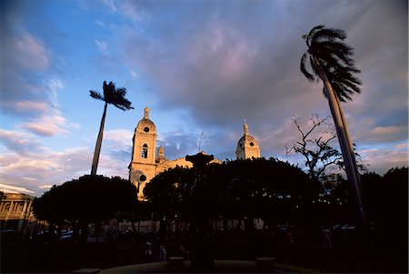 simsearch:6119-08739944,k - Palm trees in main plaza and Grenada Cathedral, Grenada, Nicaragua, Central America Foto de stock - Con derechos protegidos, Código: 841-02718632